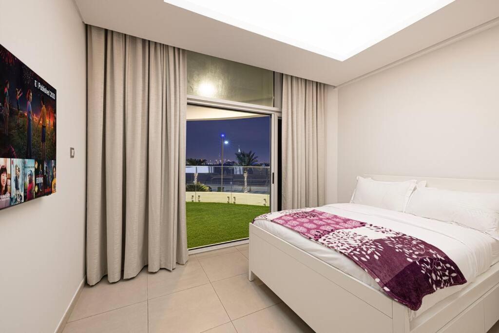Stylish Palm Jumeirah Stay Sea, Burj Views, Gym & Pool * Dubai