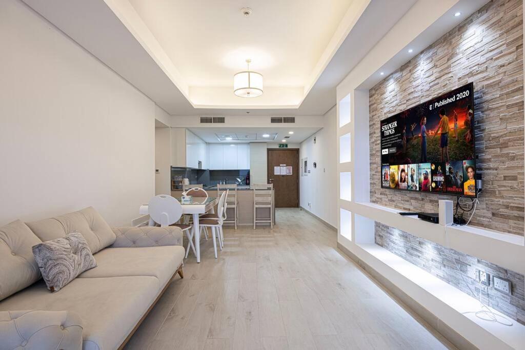 Apartment Stylish Palm Jumeirah Stay Sea, Burj Views, Gym & Pool Dubai
