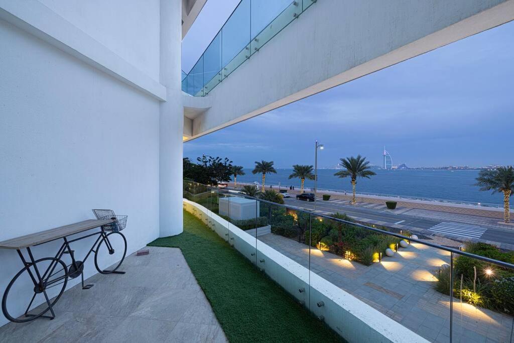 Apartment Stylish Palm Jumeirah Stay Sea, Burj Views, Gym & Pool *