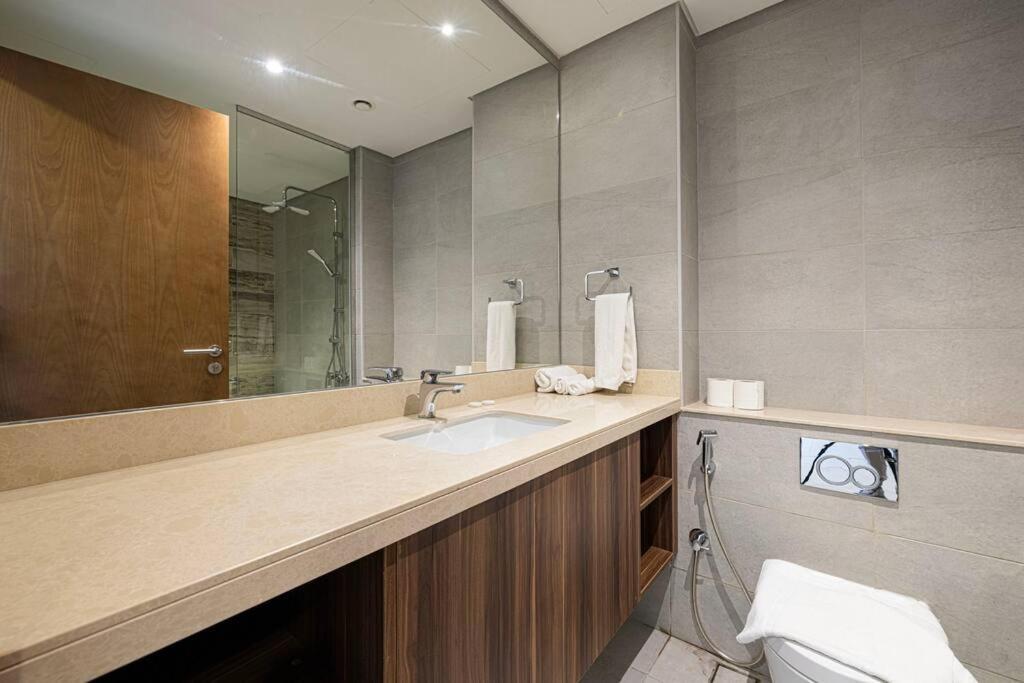 Stylish Palm Jumeirah Stay Sea, Burj Views, Gym & Pool Apartment *