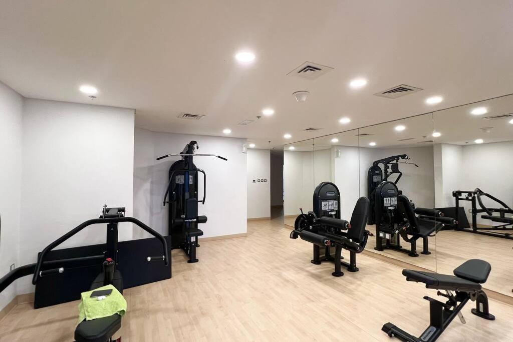 Stylish Palm Jumeirah Stay Sea, Burj Views, Gym & Pool *