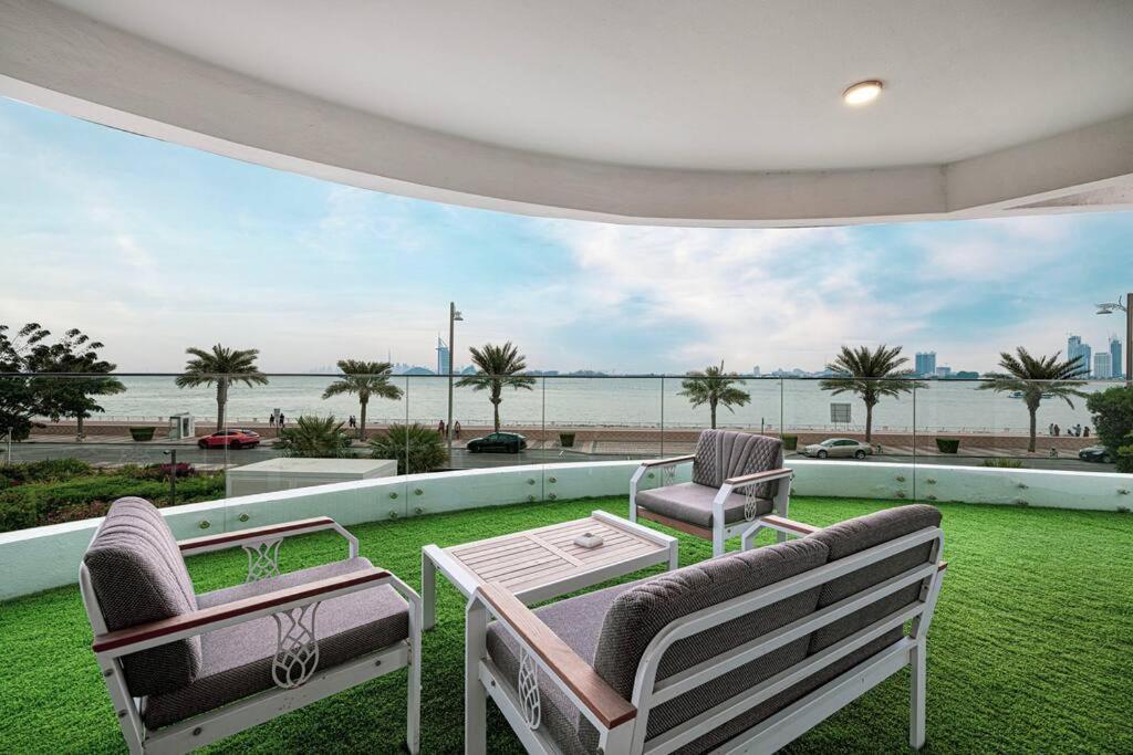 Stylish Palm Jumeirah Stay Sea, Burj Views, Gym & Pool