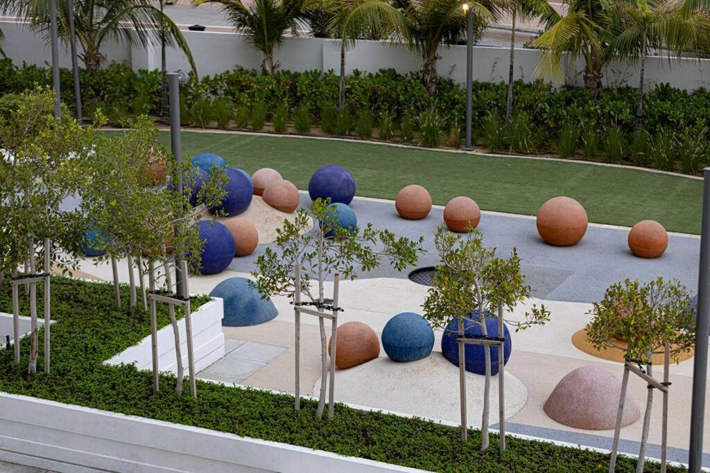 Stylish Palm Jumeirah Stay Sea, Burj Views, Gym & Pool Apartment Dubai